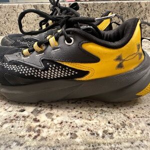 Under Armour Kids size 3.5y scramjet running shoes